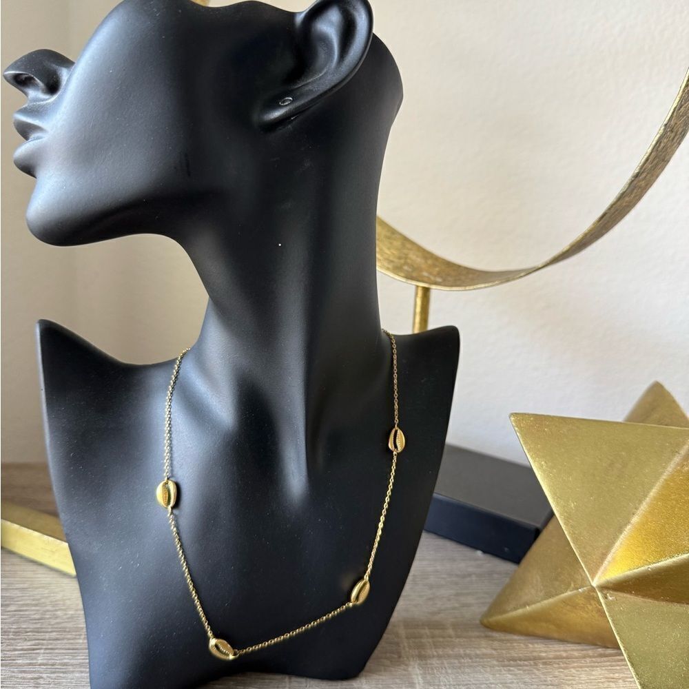 Gold Shell Necklace A1255 - Picture 5 of 5